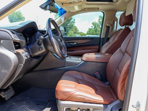 Used 2018 Cadillac Escalade ESV Luxury RWD image 6