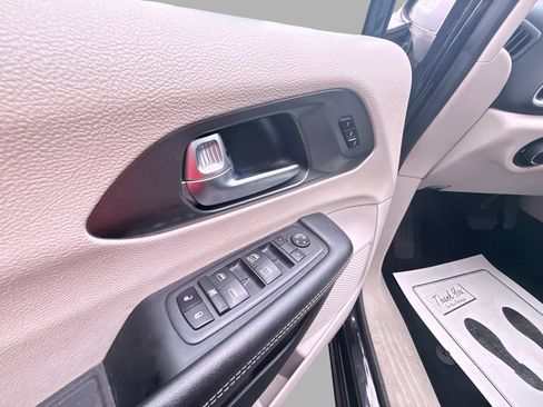Used 2023 Chrysler Pacifica Touring-L FWD image 18