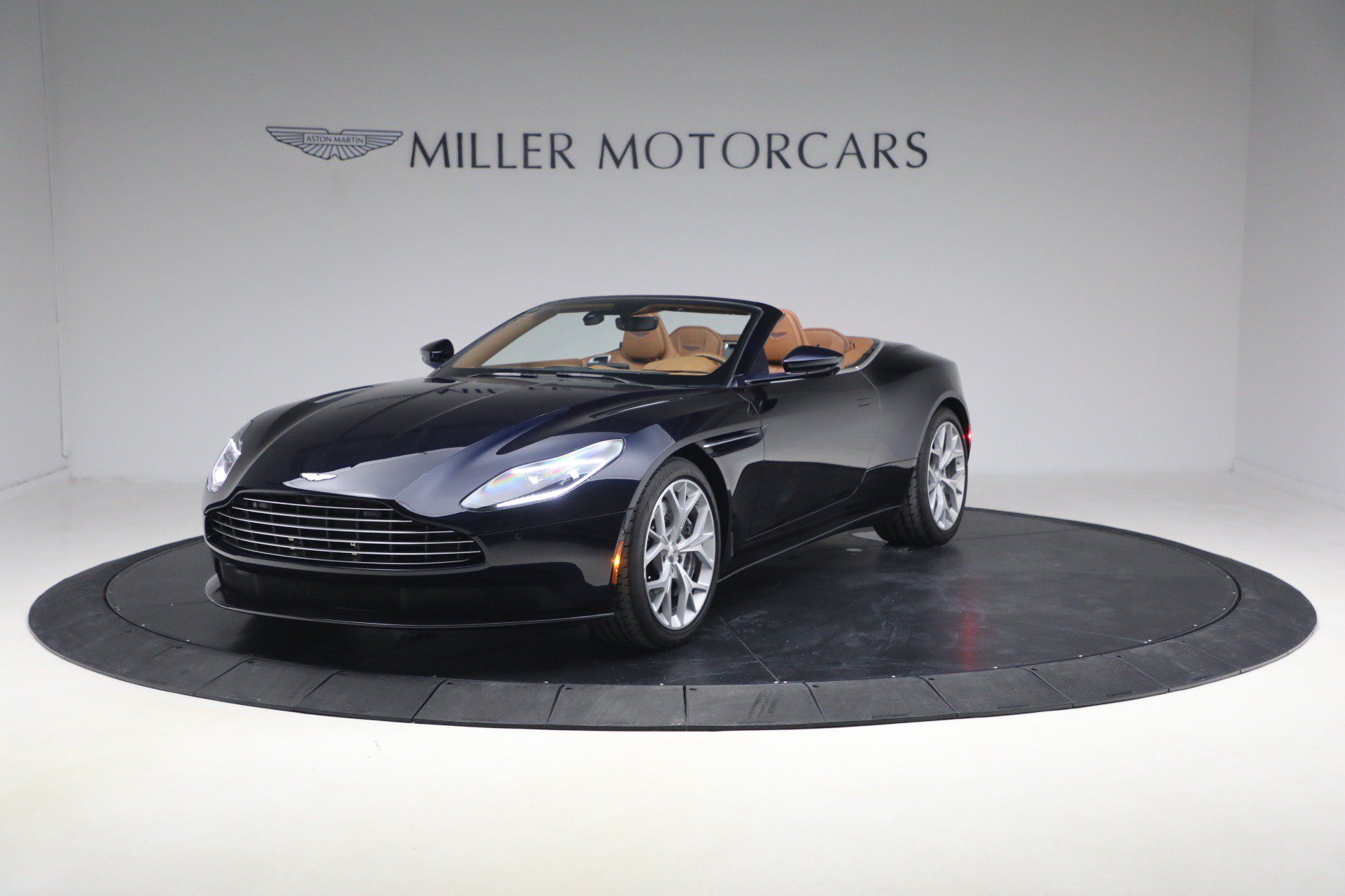 Used 2019 Aston Martin DB11 Volante RWD image 1