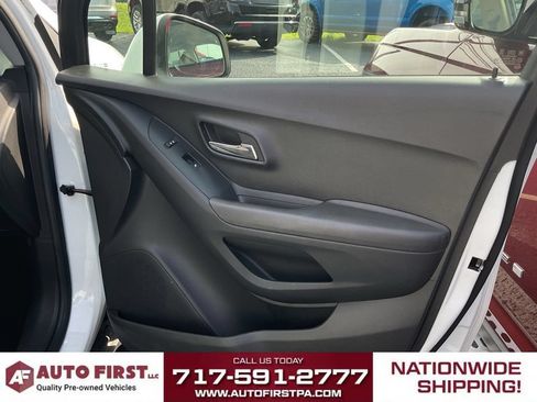 Used 2018 Chevrolet Trax LT w/ LT Convenience Package AWD/4WD image 16