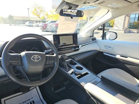 Used 2025 Toyota Sienna LE image 28