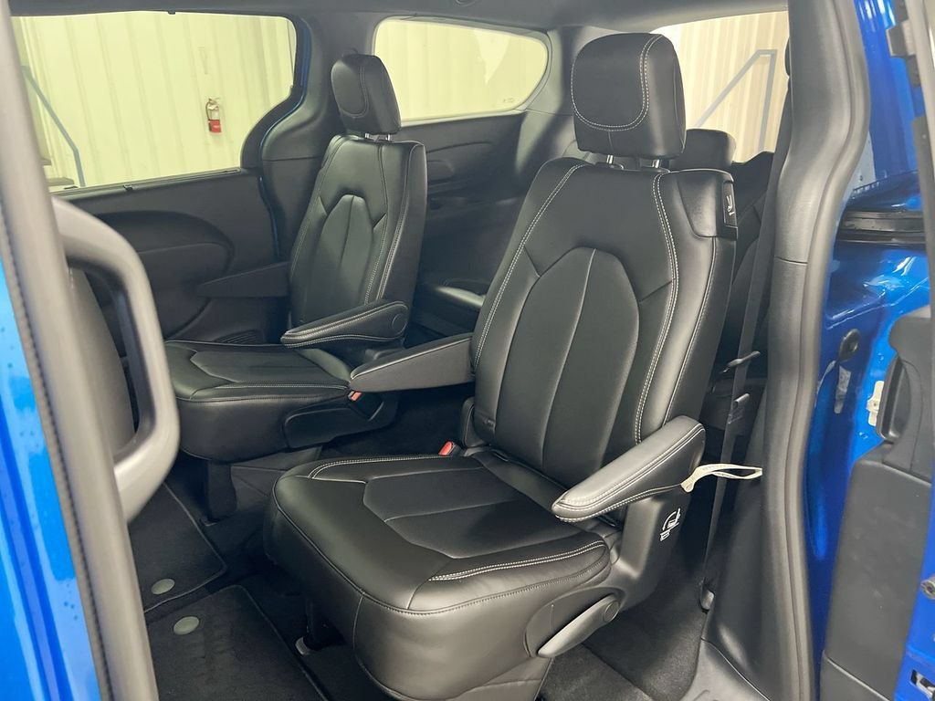 New 2026 Chrysler Pacifica Select FWD image 22