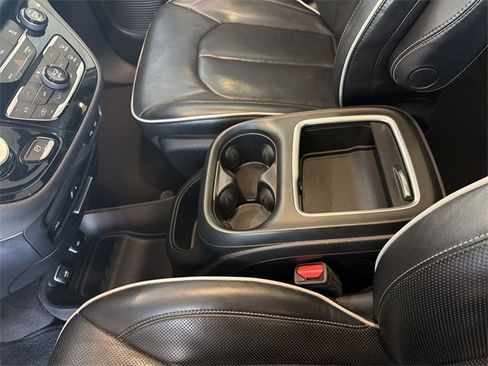 Used 2020 Chrysler Pacifica Limited w/ S Appearance Package image 28