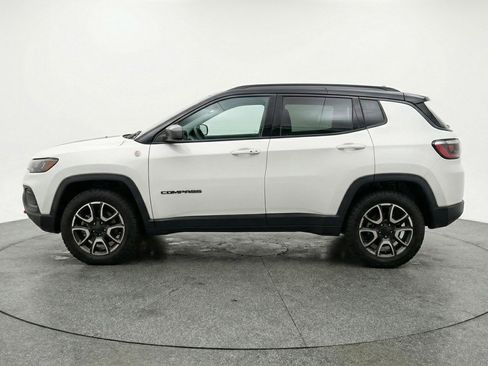 Used 2025 Jeep Compass Trailhawk image 5