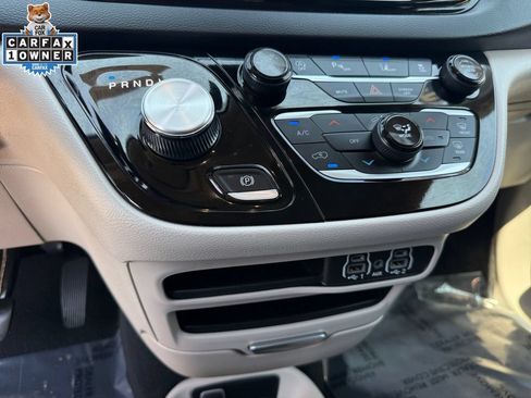 Used 2024 Chrysler Pacifica Touring-L FWD image 25