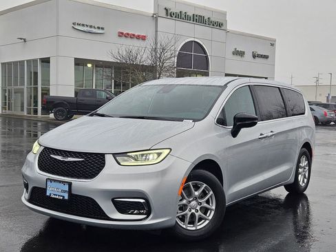 New 2026 Chrysler Pacifica Select image 2