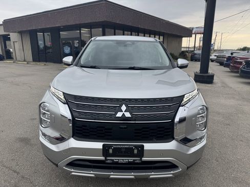 Used 2022 Mitsubishi Outlander SE image 2