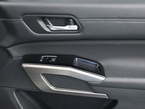 Used 2023 Nissan Pathfinder Platinum image 33