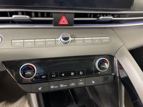 Used 2025 Hyundai Elantra SEL image 30