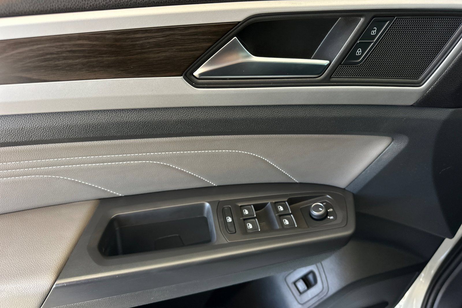 Used 2023 Volkswagen Atlas SE w/ Panoramic Sunroof Package FWD image 11