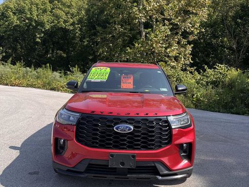 Used 2025 Ford Explorer ST AWD/4WD image 3