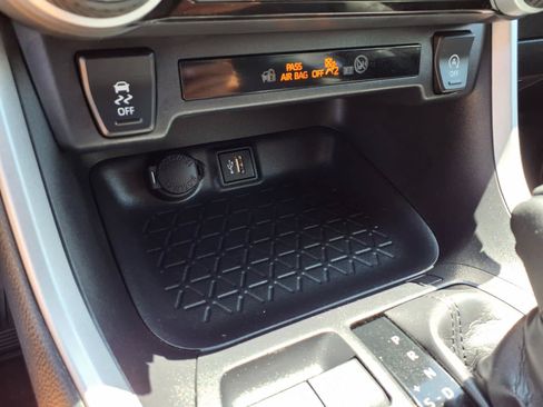 Used 2025 Toyota RAV4 XLE FWD image 24