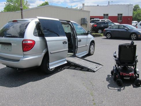 Used 2006 Dodge Grand Caravan SE w/ Popular Equipment Group I FWD image 3