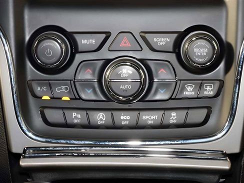 Used 2021 Jeep Grand Cherokee Laredo image 23