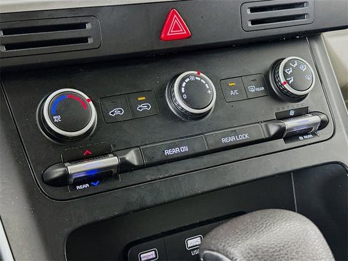 Certified 2022 Kia Carnival LX image 24