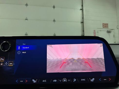 Used 2025 Chevrolet Traverse LT AWD/4WD image 28