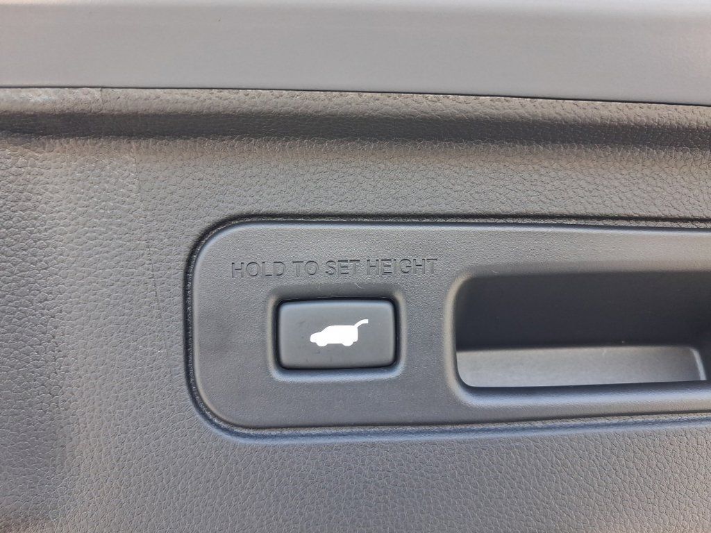 Used 2025 Honda Pilot Touring image 13