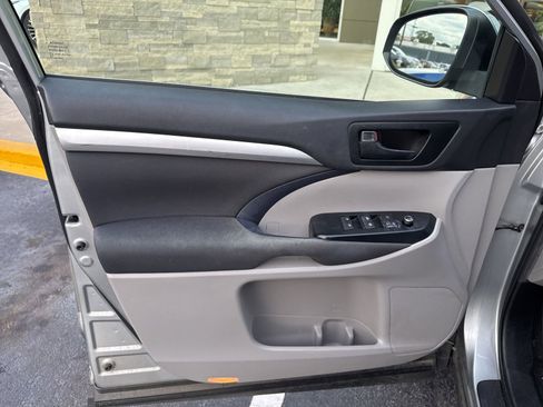Used 2019 Toyota Highlander LE FWD image 6