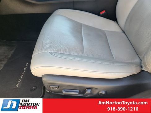 Used 2018 Toyota Avalon Limited image 26