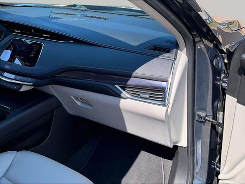 Used 2019 Cadillac XT4 Luxury w/ Cold Weather Package FWD image 18