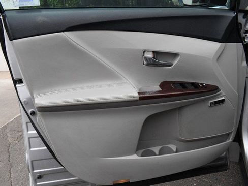 Used 2010 Toyota Venza 4dr Wgn V6 AWD (Natl) image 13