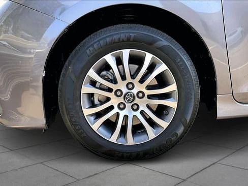 Used 2020 Toyota Sienna XLE image 10
