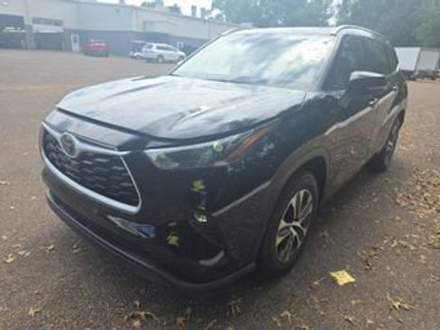 Used 2023 Toyota Highlander XLE FWD image 1