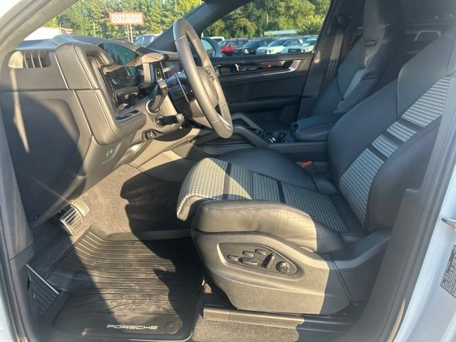 Used 2025 Porsche Cayenne GTS AWD/4WD image 11