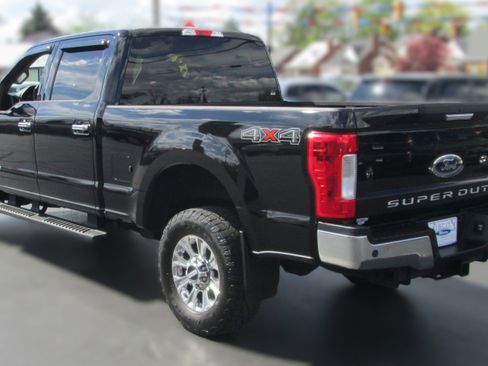 Used 2017 Ford F250 XLT w/ XLT Premium Package image 6