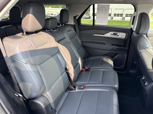 Used 2025 Ford Explorer Active w/ Active Comfort Package AWD/4WD image 14