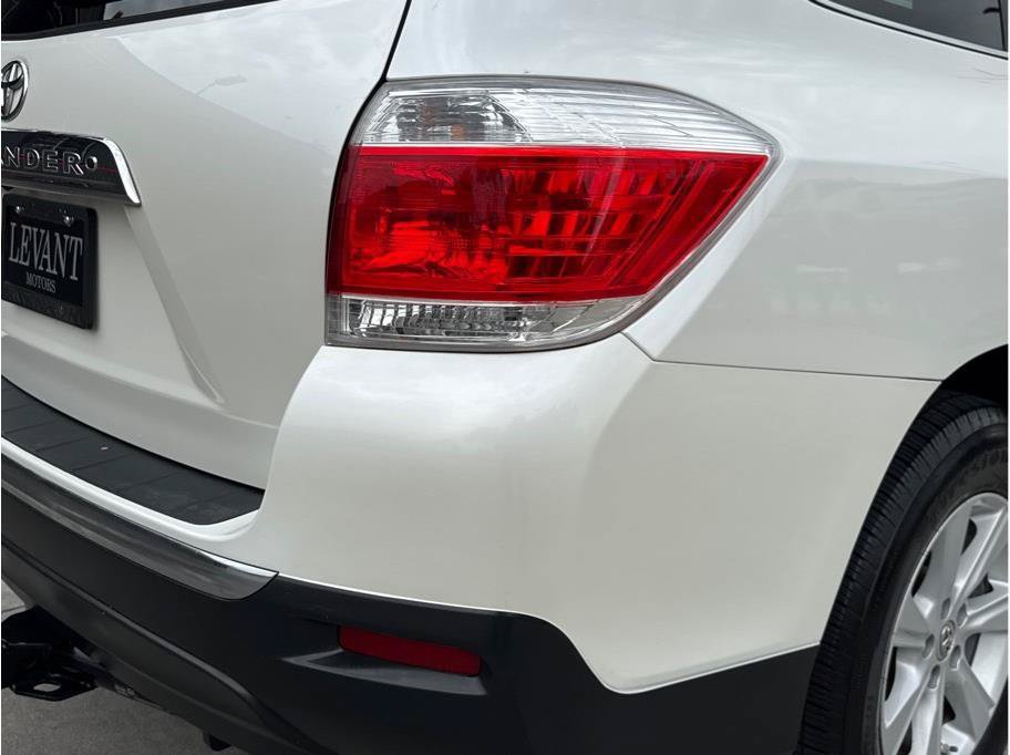 Used 2013 Toyota Highlander SE FWD image 12
