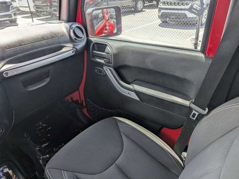 Used 2017 Jeep Wrangler Unlimited Sahara w/ Connectivity Group AWD/4WD image 17