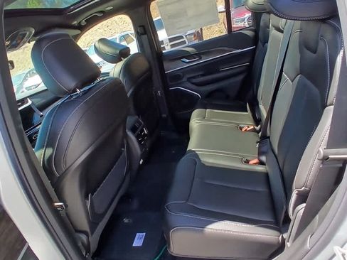 New 2026 Jeep Grand Cherokee Limited w/ Limited Altitude Package AWD/4WD image 13