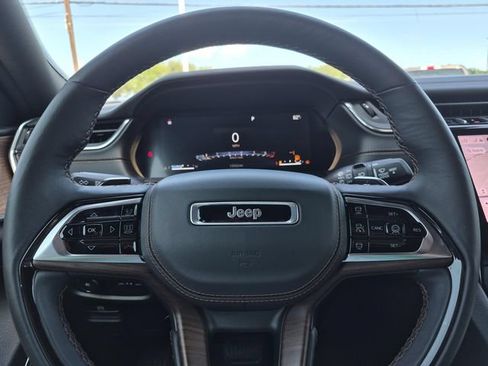 Used 2025 Jeep Grand Cherokee Summit AWD/4WD image 27