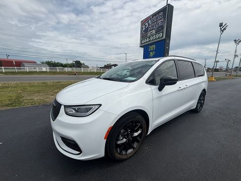 Used 2025 Chrysler Pacifica Limited FWD image 8