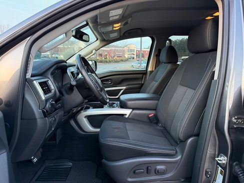 Used 2019 Nissan Titan SV w/ SV Convenience Package image 11