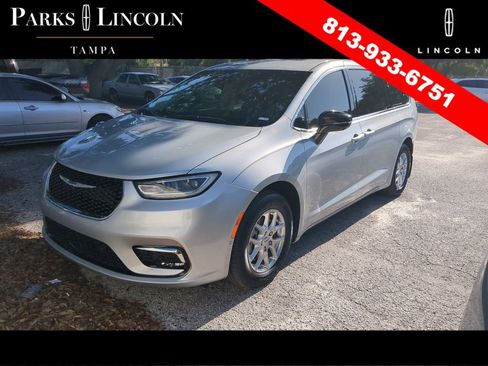 Used 2024 Chrysler Pacifica Touring-L w/ Uconnect Theater Family Group FWD image 10