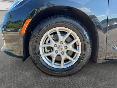 Used 2023 Chrysler Pacifica Touring-L FWD image 16
