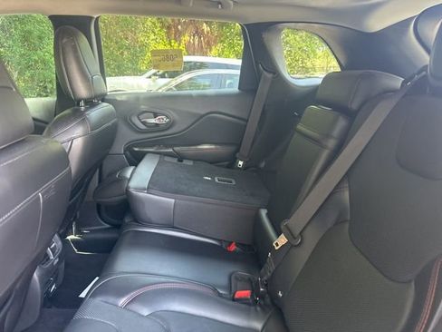Used 2019 Jeep Cherokee Trailhawk AWD/4WD image 28