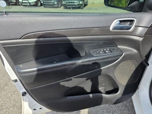 Used 2018 Jeep Grand Cherokee Altitude image 11