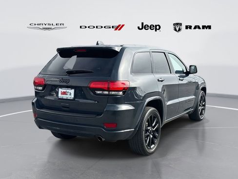 Used 2017 Jeep Grand Cherokee Altitude image 3