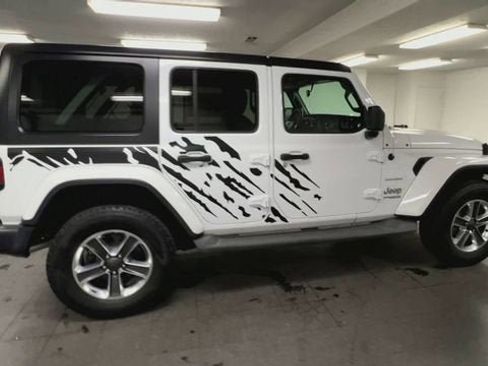 Used 2019 Jeep Wrangler Unlimited Sahara AWD/4WD image 9