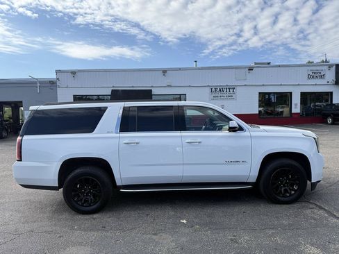 Used 2019 GMC Yukon XL SLT w/ Open Road Package AWD/4WD image 11