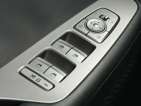 Used 2024 Chrysler Pacifica Touring-L image 17