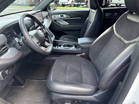 Used 2025 Ford Explorer ST image 9