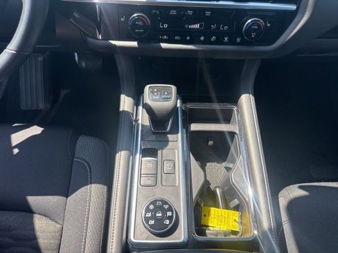 Used 2022 Nissan Pathfinder SV image 12