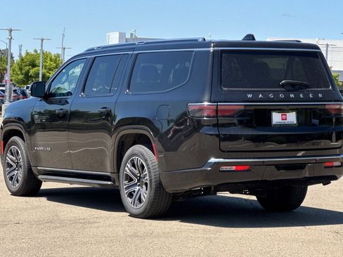 Used 2024 Jeep Wagoneer L Series II w/ Flexible Seating Group AWD/4WD image 6