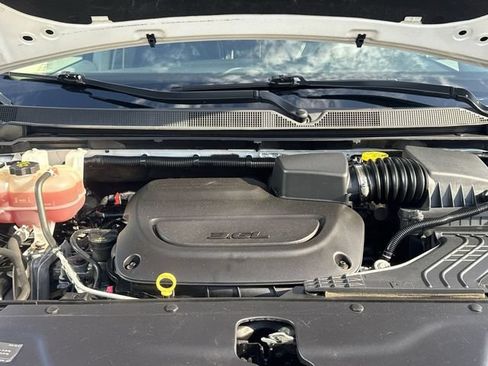 Used 2023 Chrysler Pacifica Touring-L FWD image 23