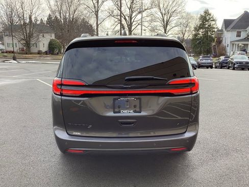 Used 2021 Chrysler Pacifica Touring-L w/ Uconnect Theater Family Group image 6