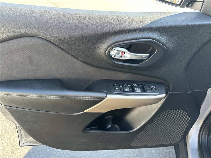 Used 2018 Jeep Cherokee Latitude w/ Comfort & Convenience Group FWD image 8